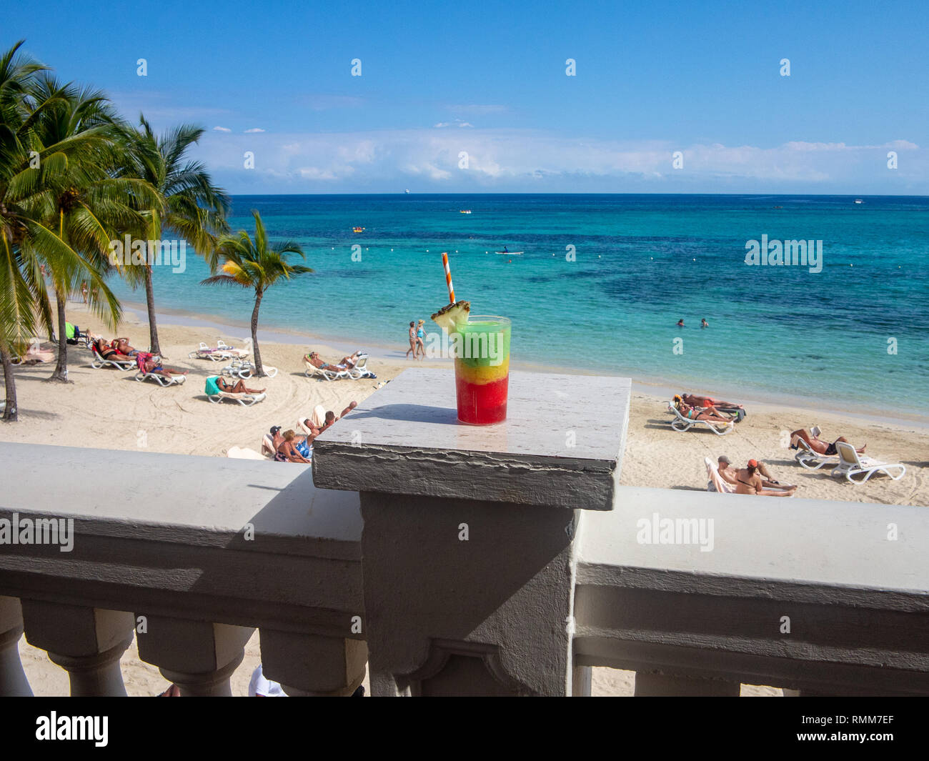 Ocho Rios, Jamaika - 5. Februar 2019: Cocktail mit Blick auf karibischen Strand Stockfoto