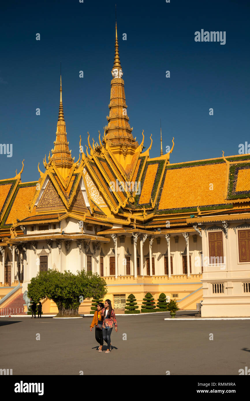 Kambodscha, Phnom Penh, City Centre, Royal Palace, lokale Besucher im Innenhof Thronsaal vorbei gehen. Stockfoto