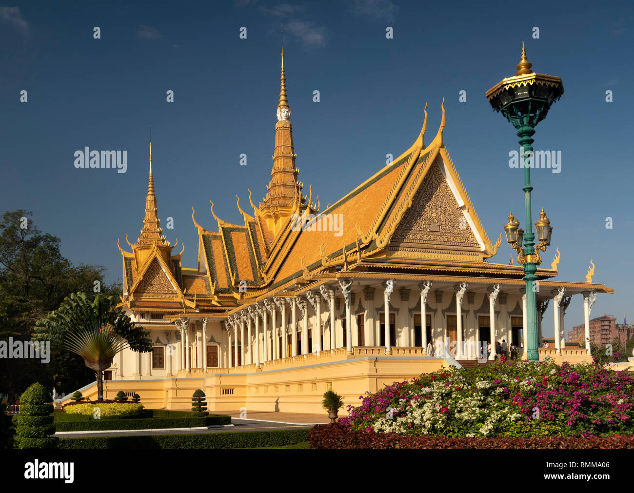 Kambodscha, Phnom Penh, City Centre, Royal Palace, Thronsaal von der Lampe in Palace Gardens Stockfoto