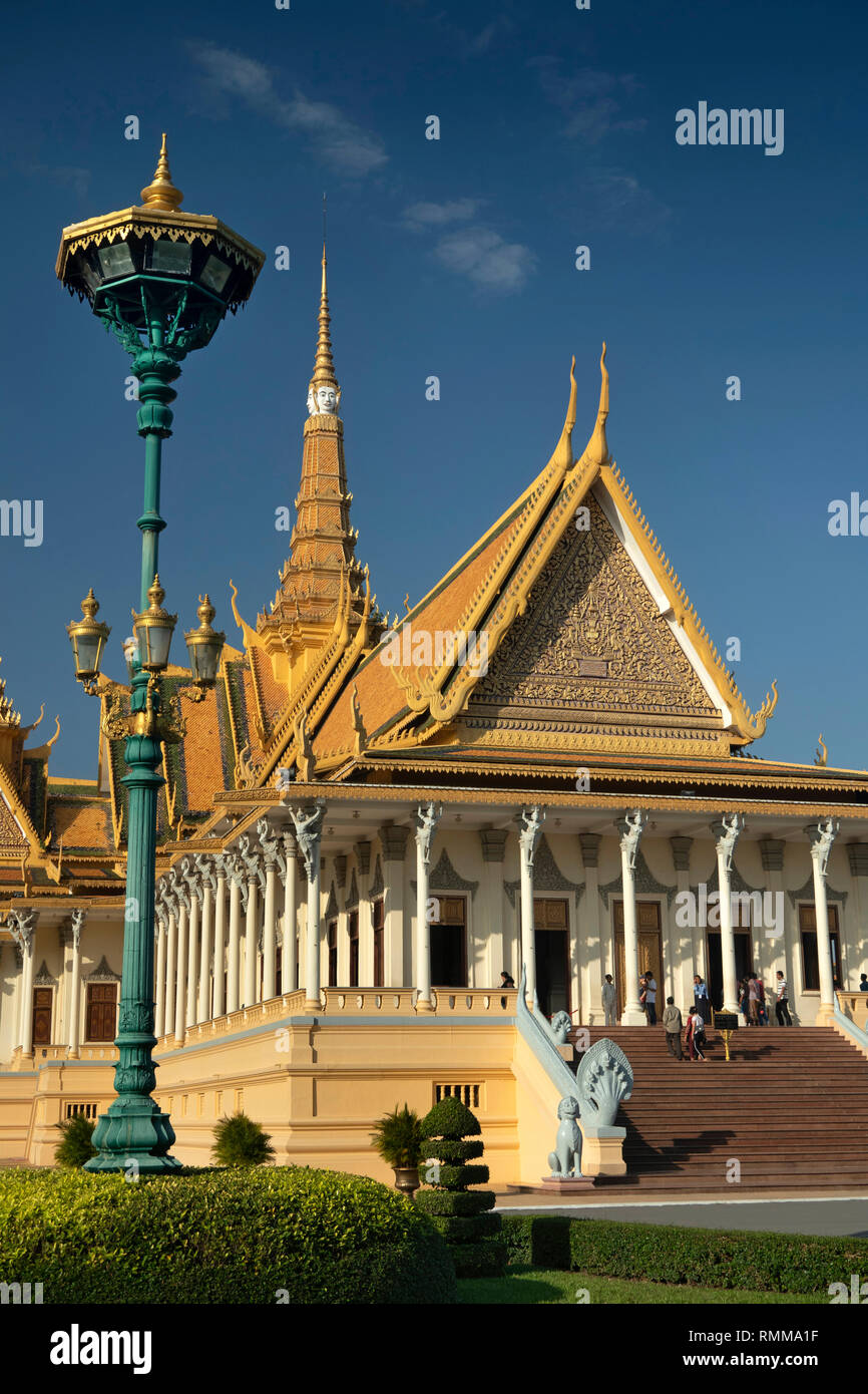 Kambodscha, Phnom Penh, City Centre, Royal Palace, Thronsaal mit Besuchern auf Schritte zum Haupteingang Stockfoto
