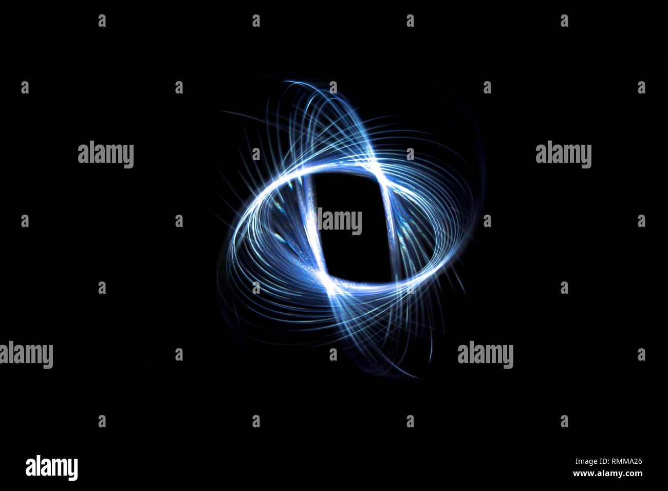 Licht Malerei einer gestrichelten roten und weißen Spiralen bilden ein Star wie Abbildung. Dynamische Zeit Flugbahn von zwei Leuchten gleichzeitig. Stockfoto