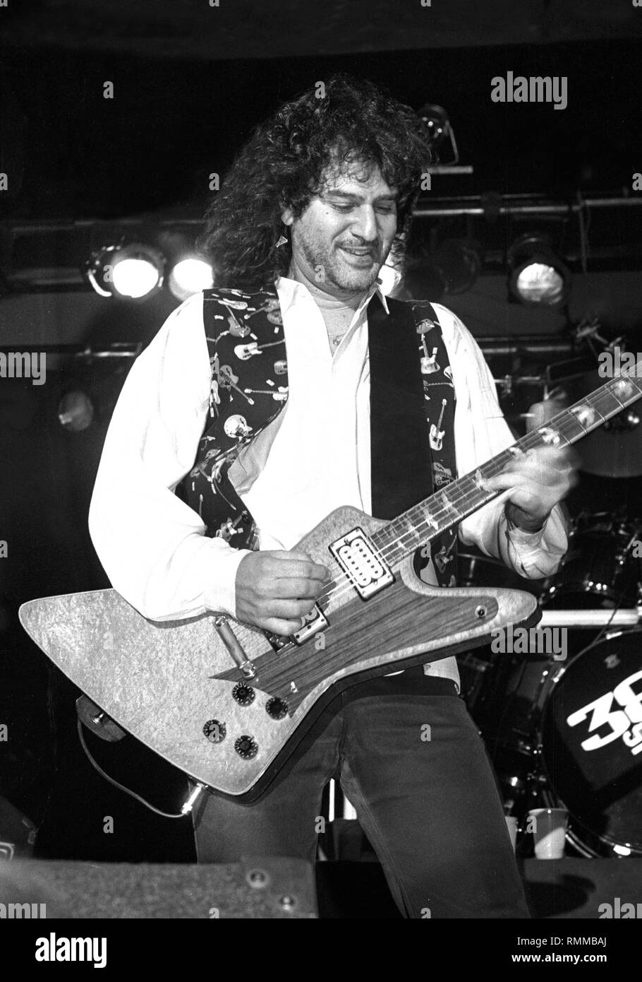 Gitarrist Jeff Carlisi der .38 Special ist dargestellt auf der Bühne während einer "live"-Konzert aussehen. Stockfoto