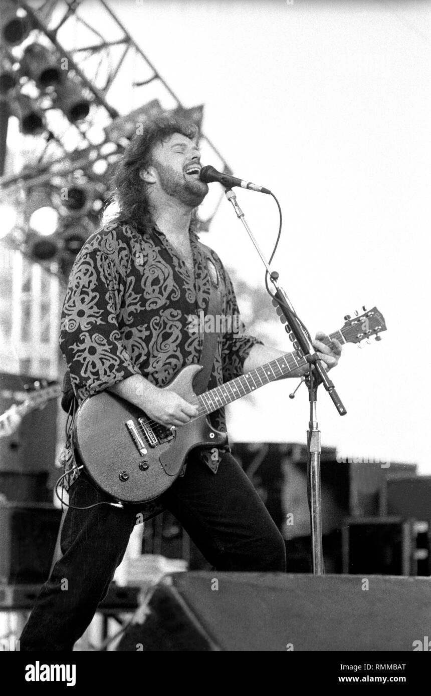 Sänger, Songwriter und Gitarrist Don Barnes von .38 Special ist dargestellt auf der Bühne während einer "live"-Konzert aussehen. Stockfoto