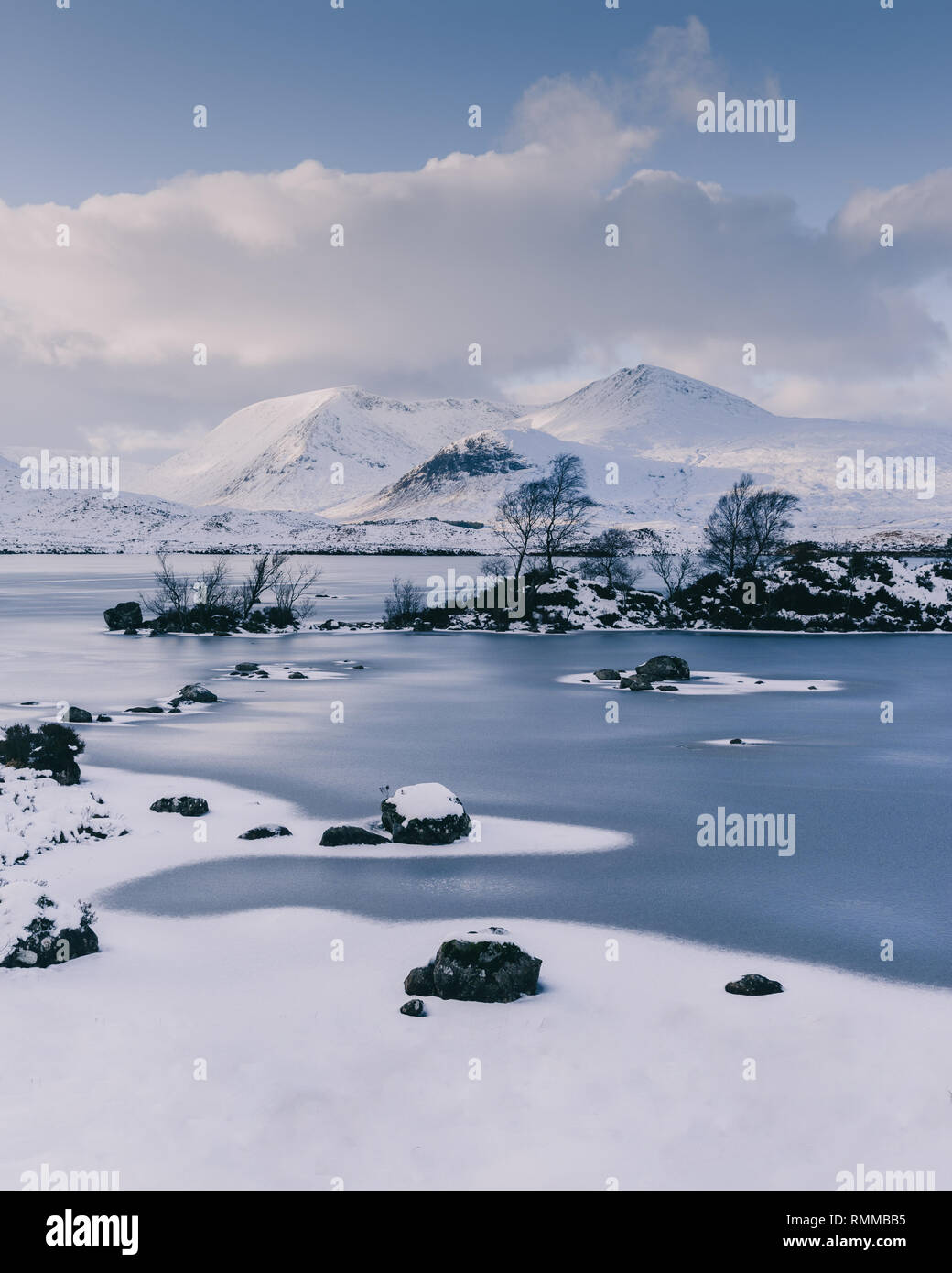 Eine gefrorene Rannoch Moor winter schnee Landschaft in Glencoe Schottland Stockfoto