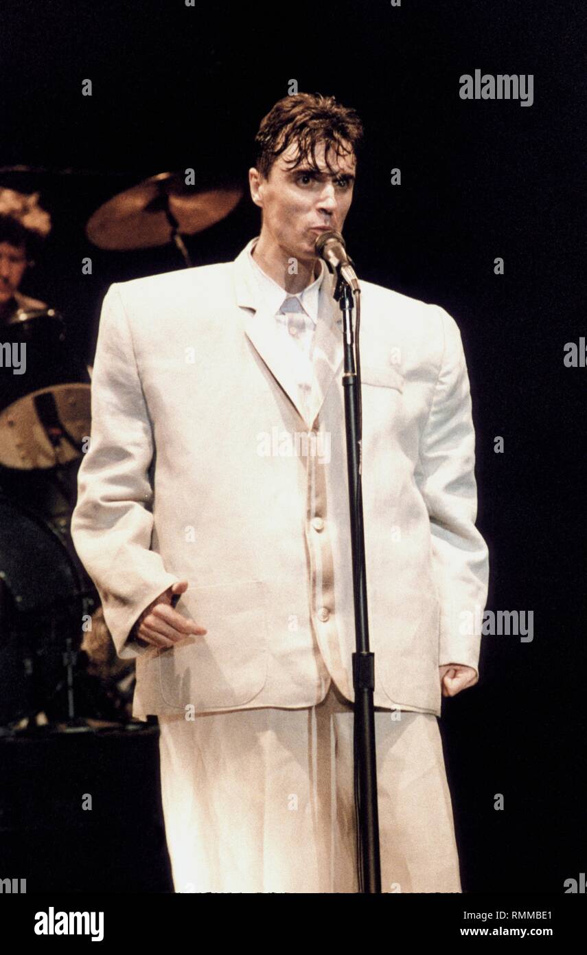Sänger, Songwriter und Gitarrist David Byrne der Talking Heads gezeigt wird seine übergroße Anzug tragen während einer "live"-Konzert aussehen. Stockfoto