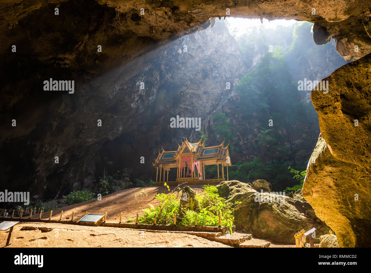 Erstaunlich Phraya Nakhon Höhle im Nationalpark Khao Sam Roi Yot in Prachuap Khiri Khan Thailand ist kleiner Tempel in den Strahlen der Sonne, die in der Höhle. Stockfoto