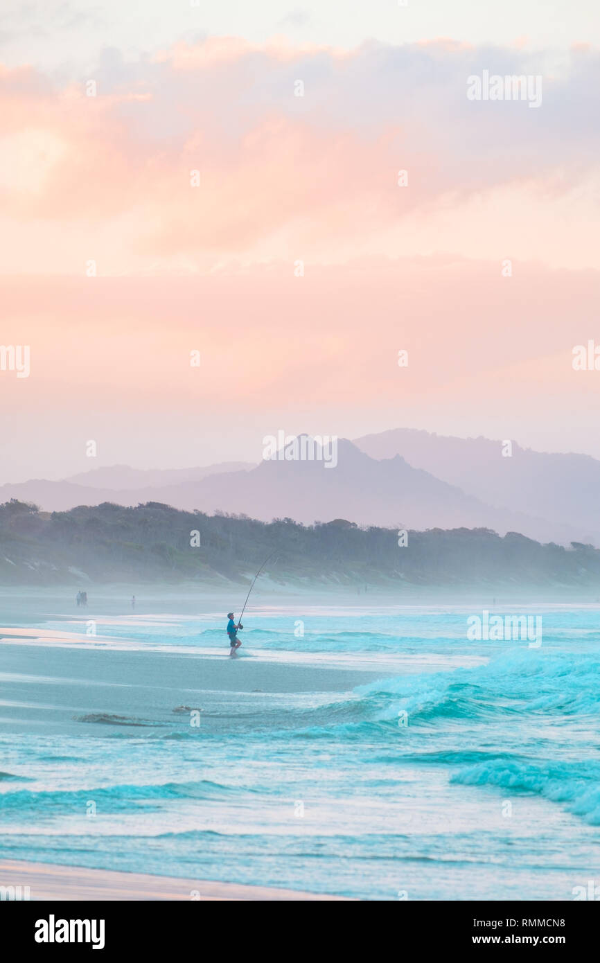 Vertikale Bild von einem lokalen Fischer bei Sonnenuntergang in Byron Bay, NSW, Australien Stockfoto