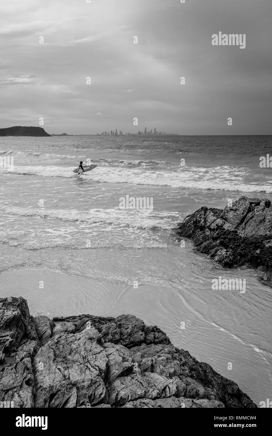 Der einsame Surfer am Currumbin Gasse an einem stürmischen Tag, Australien Stockfoto