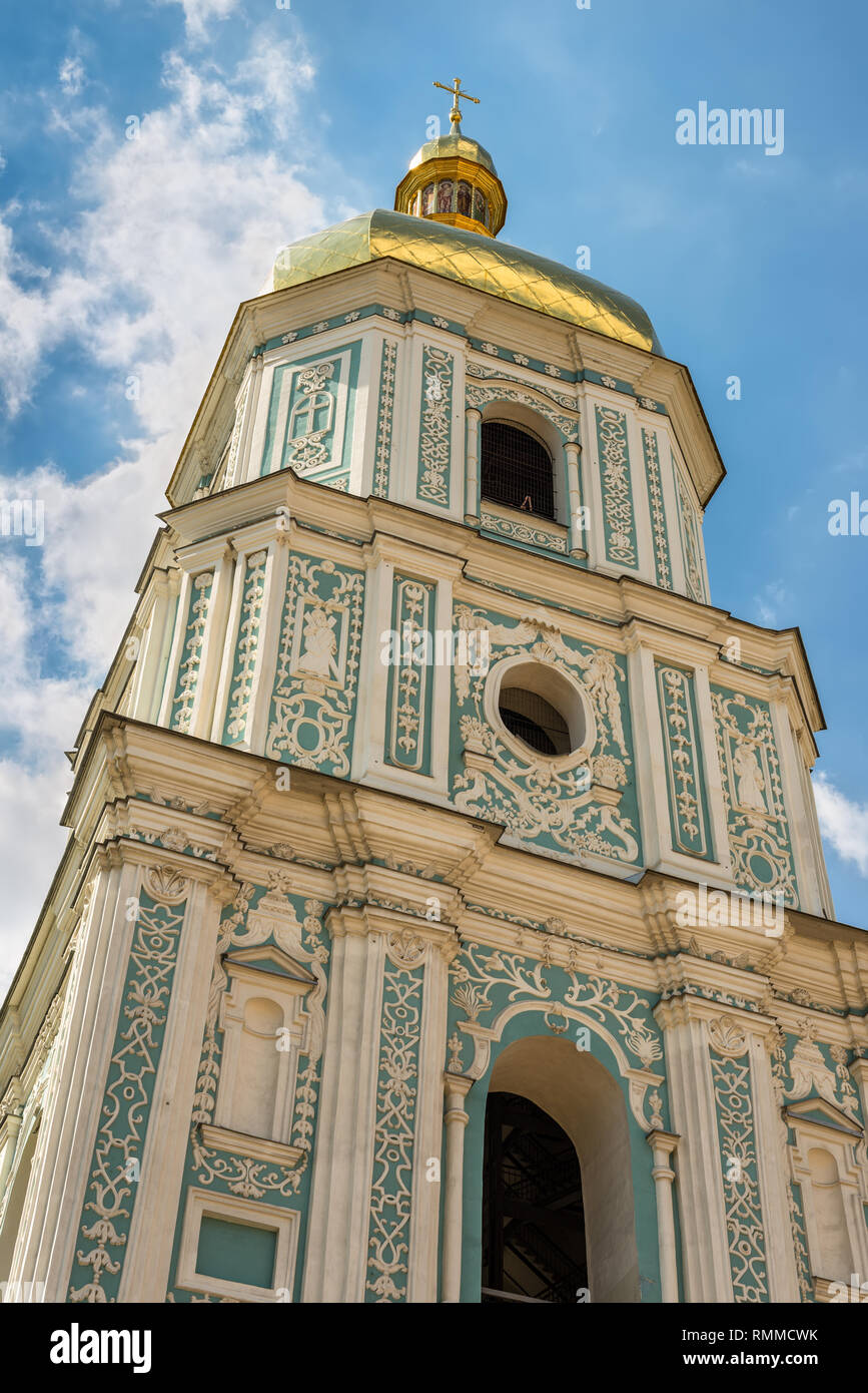 Kiew, Ukraine - August 17, 2013: in der Nähe der Hagia Sophia Glockenturm der Kathedrale in Kiew, Ukraine. Sophia Kathedrale (russisch-orthodoxen Kathedrale, 11. Stockfoto