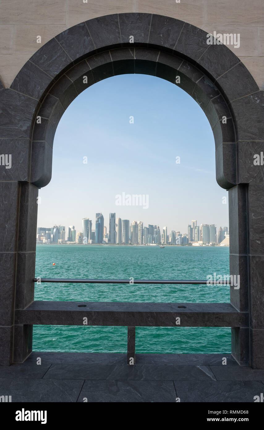 Doha, Katar - 9. November 2016. Die Skyline von Doha gesehen durch die Bögen des Museum für Islamische Kunst in Doha. Stockfoto