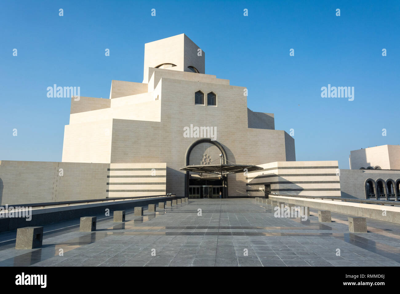 Doha, Katar - 9. November 2016. Außenansicht des Museums für Islamische Kunst in Doha, mit Palmen. Stockfoto