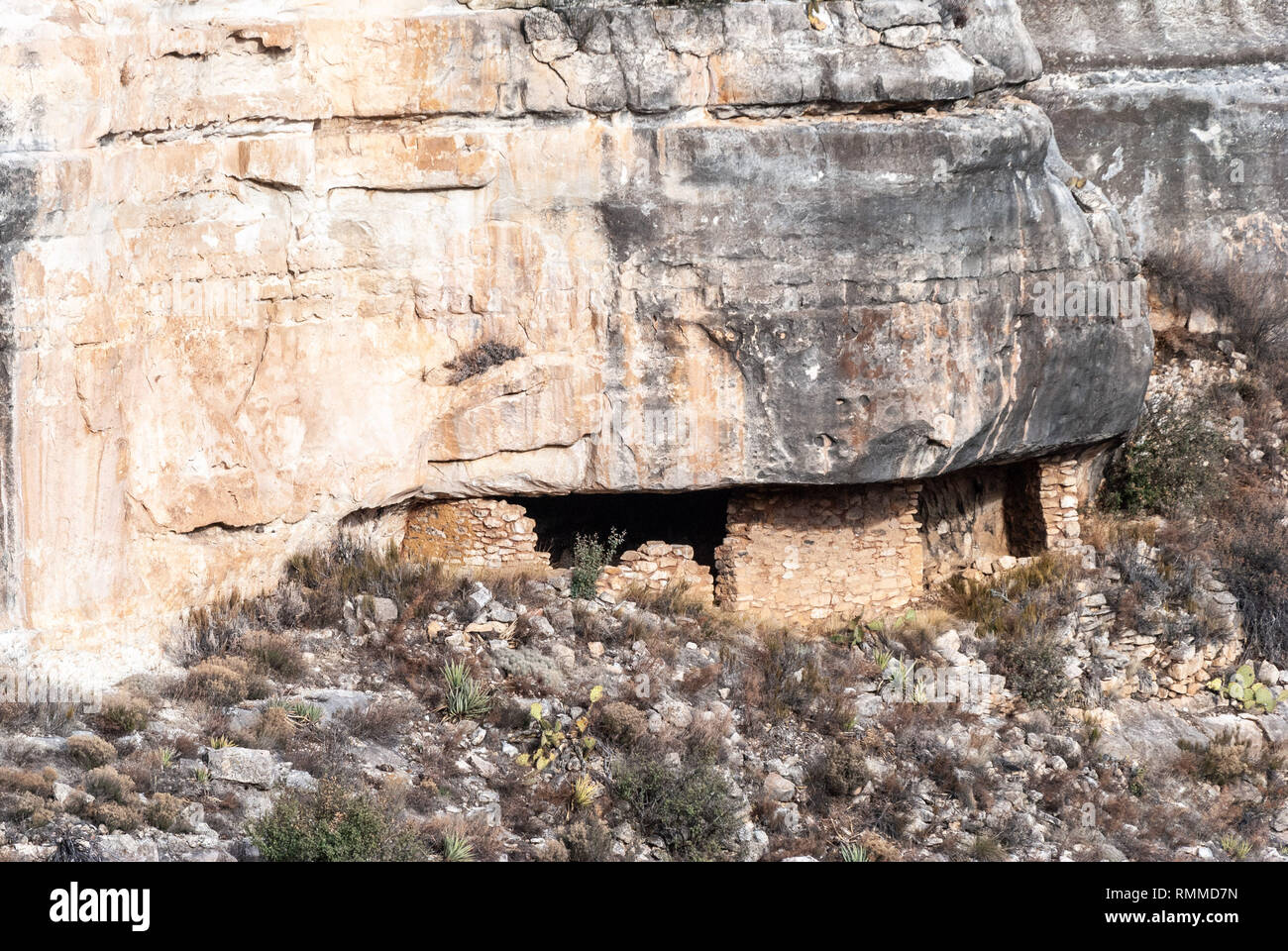 Cliff dwellings in einer senkrechten Wand in Walnut Canyon National Monument in Utah, Vereinigte Staaten von Amerika. Stockfoto