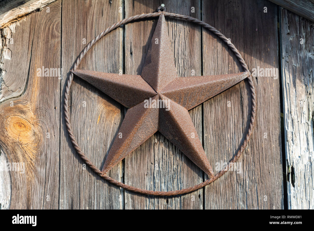 Rusty Lone Star Sign auf einer hölzernen Tür in Texas. Stockfoto