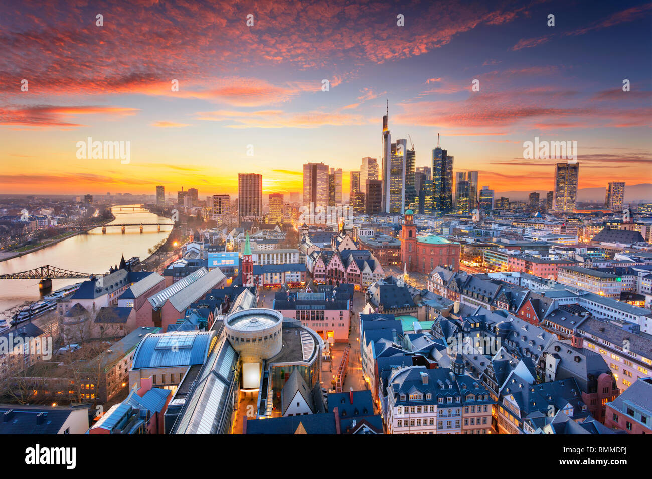 Frankfurt am Main, Deutschland. Antenne Stadtbild Bild der Frankfurter Skyline im Sonnenuntergang Stockfoto