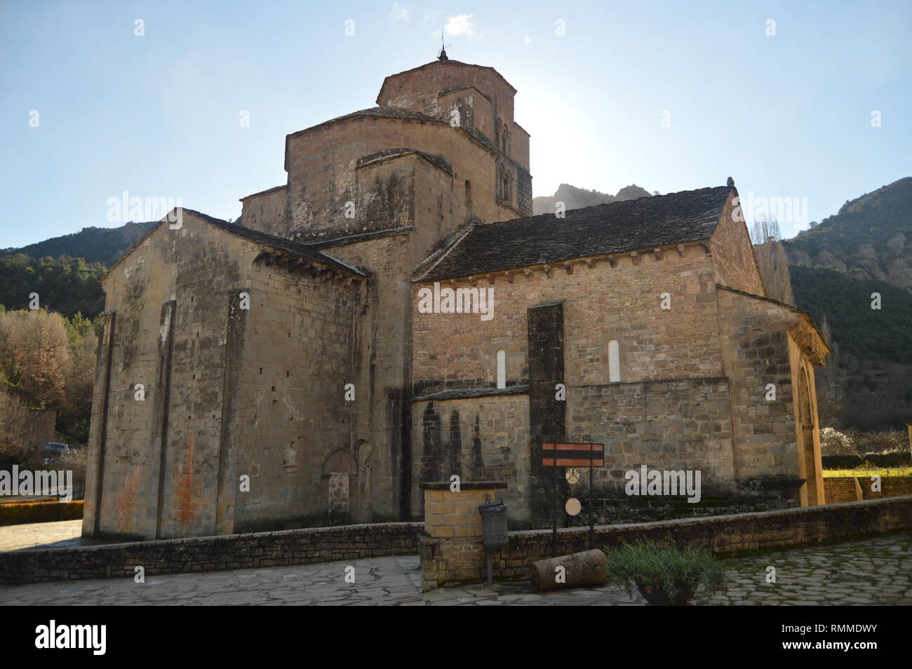 Seite Fassade der Kirche San Caprasio in Santa Cruz De La Seros. Reisen, Landschaften, Natur, Architektur. 28. Dezember 2014. Santa Cruz De Los S Stockfoto