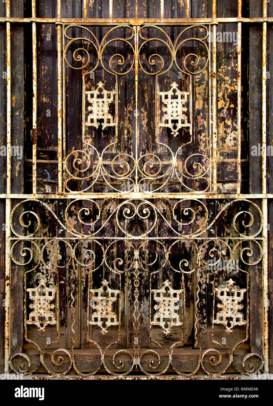 Schön geschmiedete Gitter auf die hölzerne Tür in die Altstadt von Havanna, Kuba Stockfoto