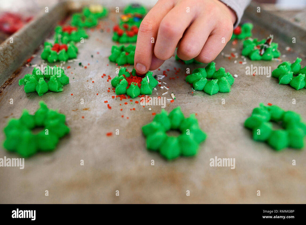 Junge Dekoration Weihnachten cookies Stockfoto