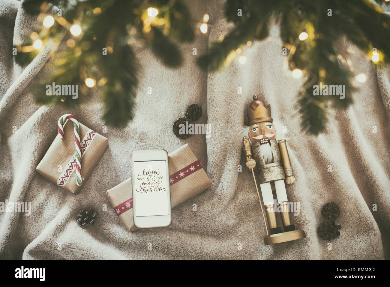 Ansicht von oben der Geschenke unter dem Weihnachtsbaum Stockfoto