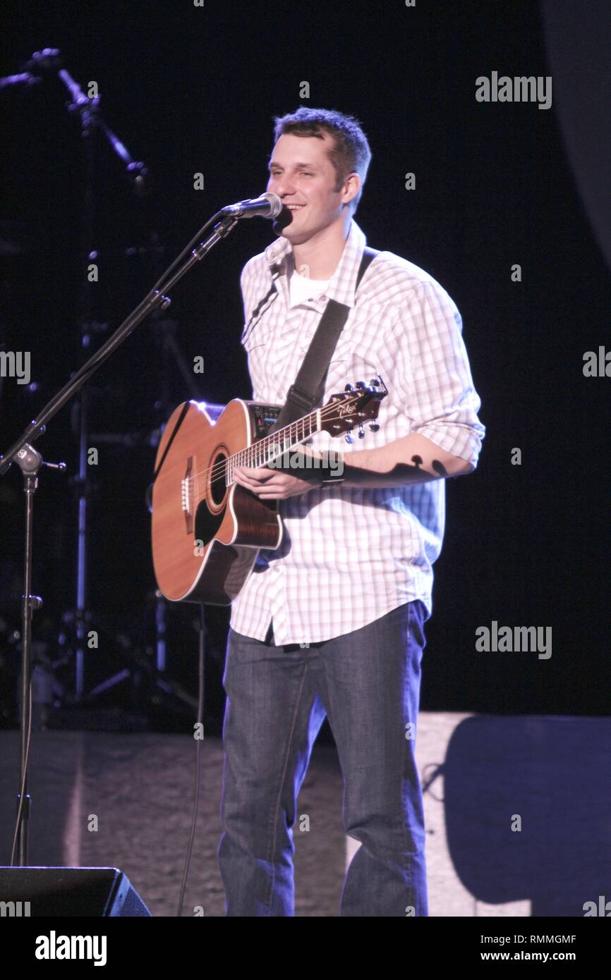 Sänger und Gitarrist T Jay ist dargestellt auf der Bühne während einer "live"-Konzert aussehen. Stockfoto