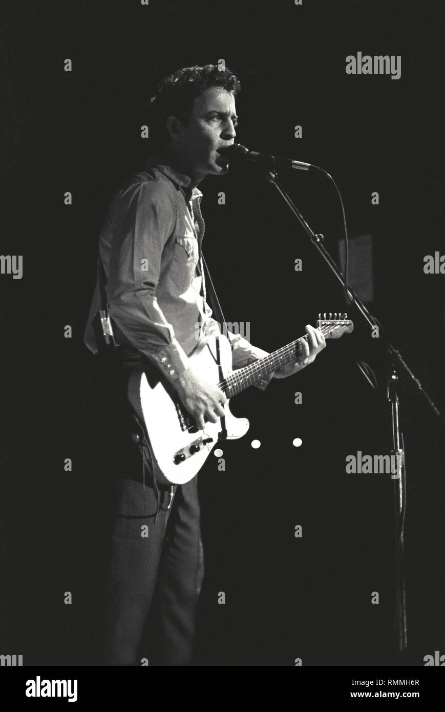 Sänger, Songwriter und Gitarrist Mark Sandman dargestellt auf der Bühne während einer "live"-Konzert Auftritt mit behandeln ihr Recht. Stockfoto