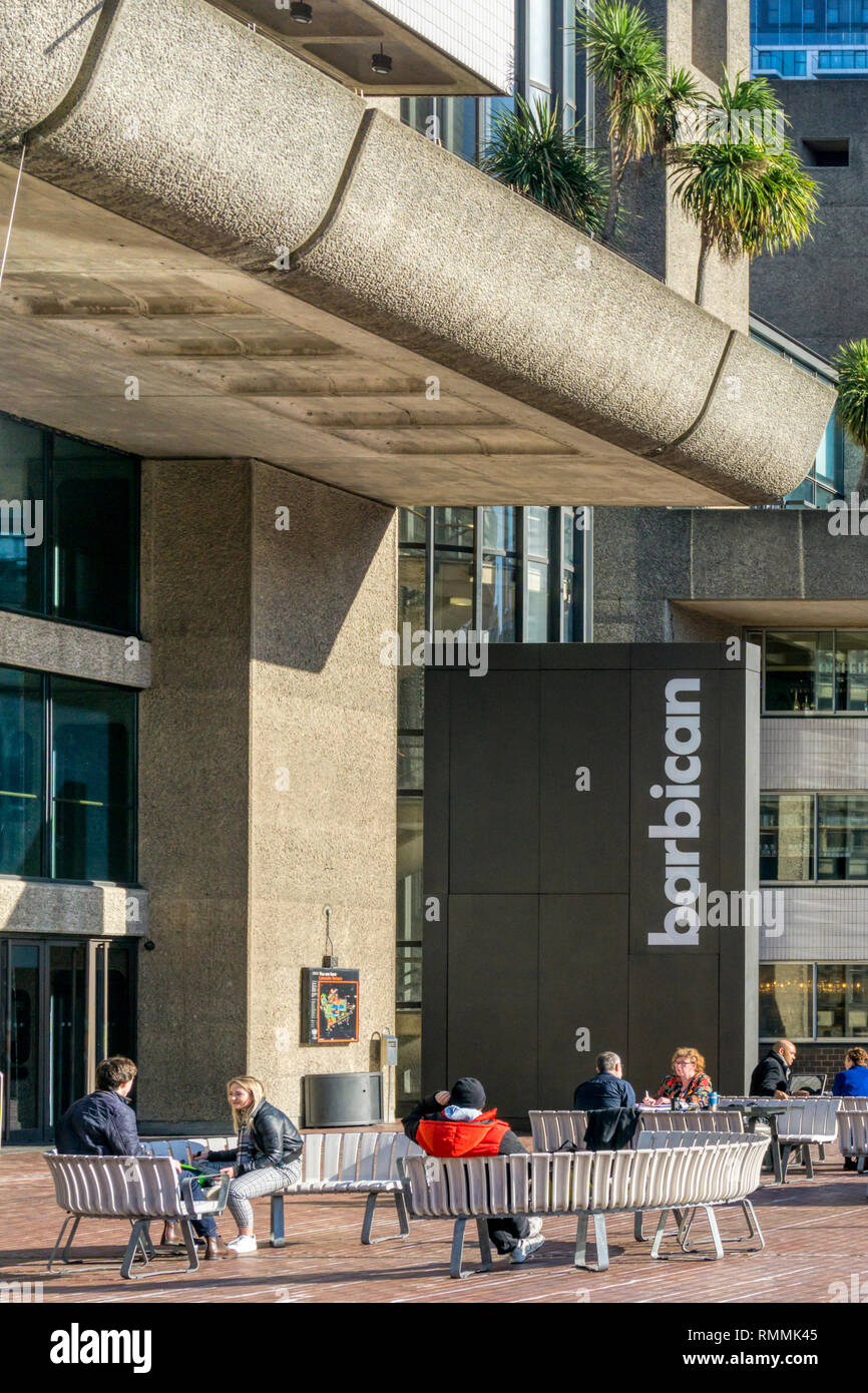 Menschen außerhalb des Barbican Arts Centre in London zu sitzen. Stockfoto