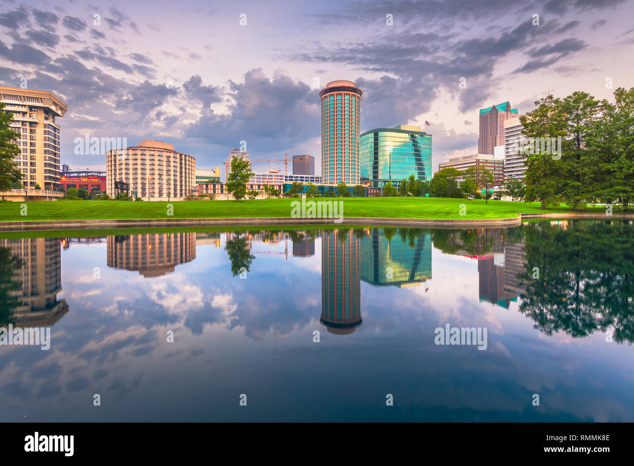 St. Louis, Missouri, USA Stadtbild in der Dämmerung mit Wasser Reflexionen. Stockfoto