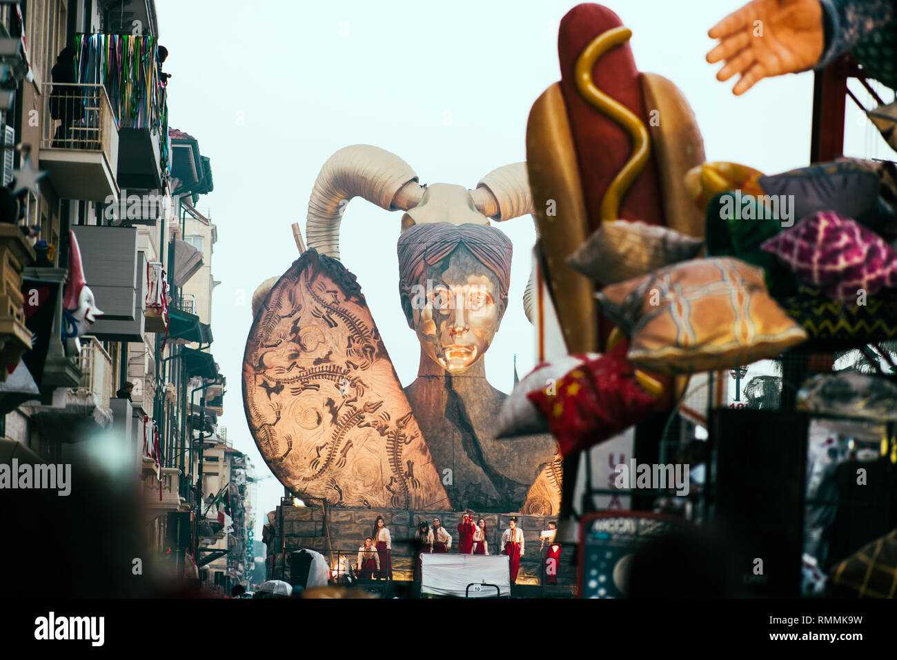 VIAREGGIO, ITALIEN-09: ein riesiger papier - mache namens 'Medea' hesoteric mistic Thema schweben durch die Straßen von Viareggio während des traditionellen Karnevals. Stockfoto