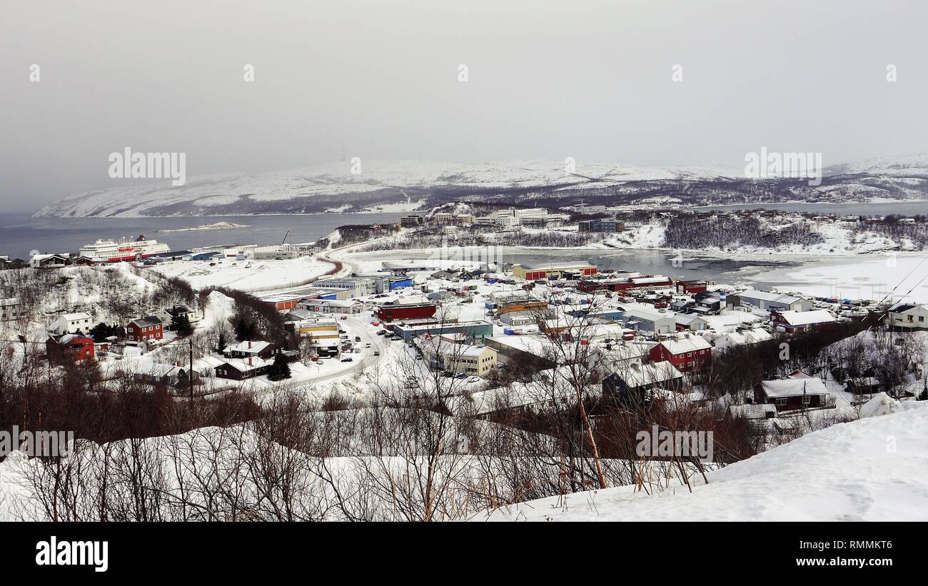 Arktis Wasserseite Stadt, mit schneebedeckten Bergen, Norwegen Stockfoto