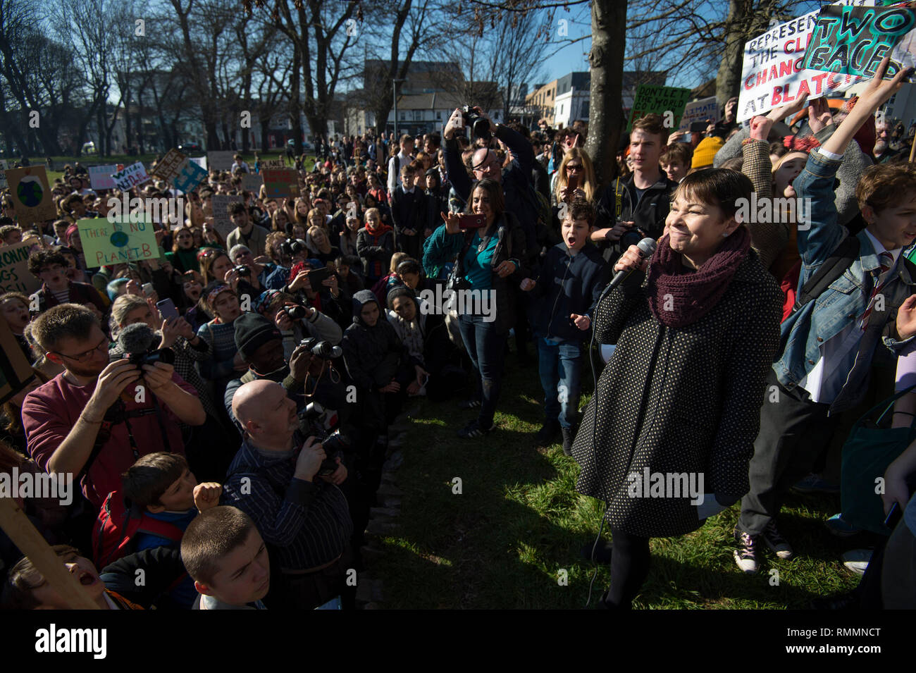 Grüne Partei MP Caroline Lucas spricht mit Studenten aus der Jugend Streik 4 Klima Bewegung während eines Klimawandels Protest in Brighton. Stockfoto