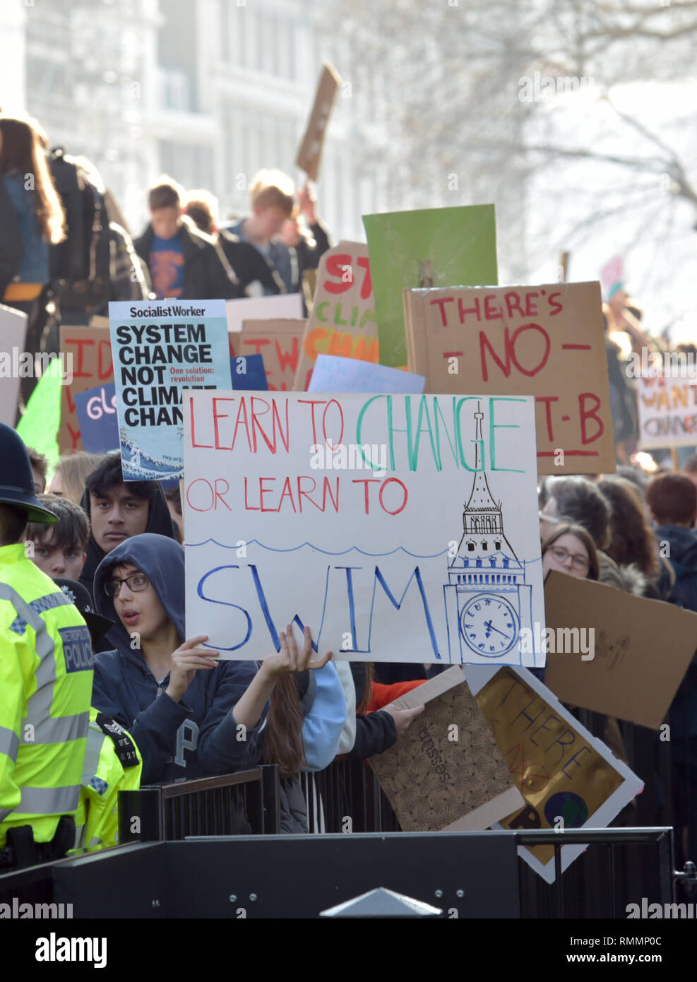 Studenten aus der Jugend Streik 4 Klima Bewegung vor den Toren von Downing Street während eines Klimawandels Protest in Westminster, London. Stockfoto