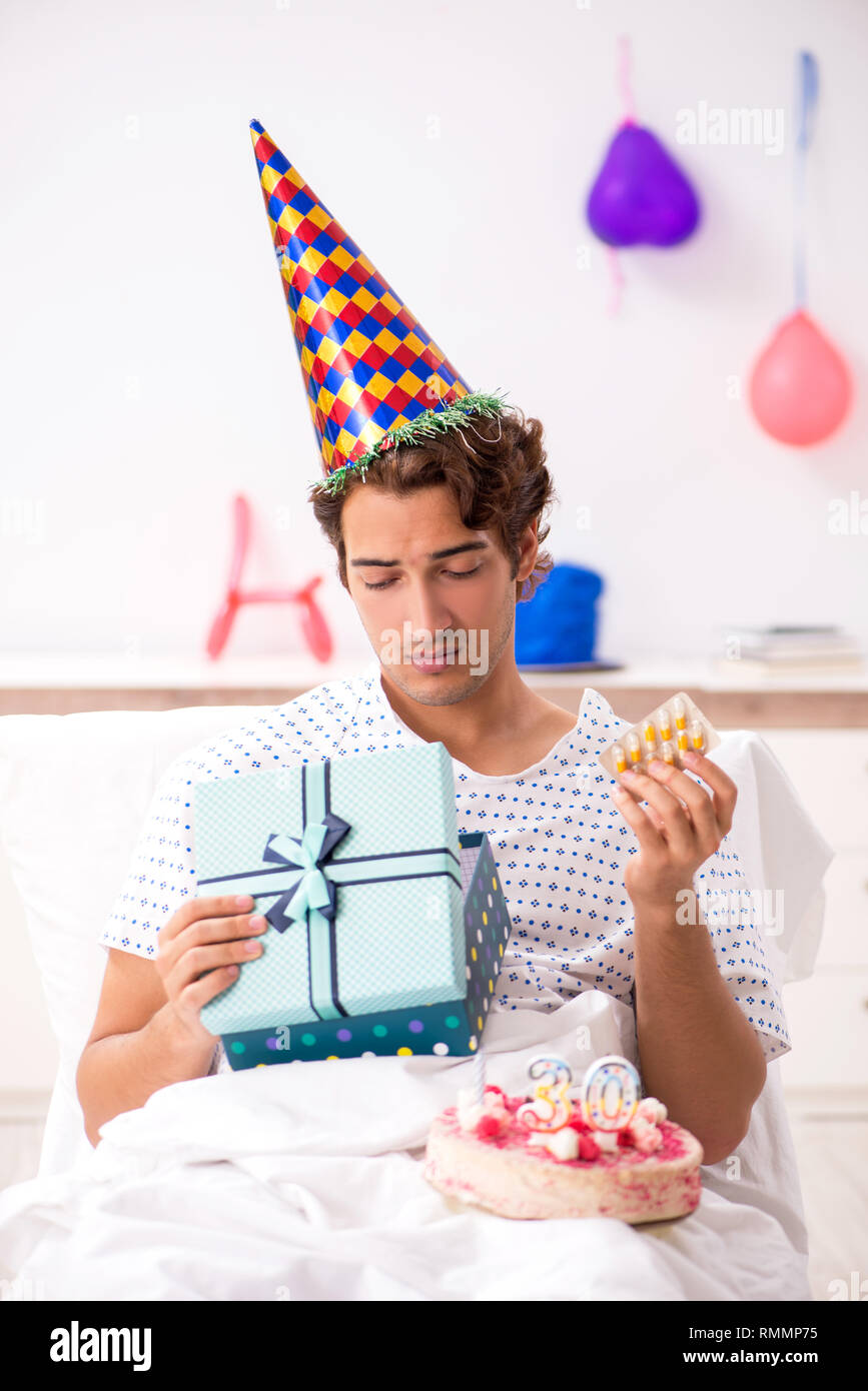Junger Mann Seinen Geburtstag Feiern Im Krankenhaus Stockfotografie Alamy