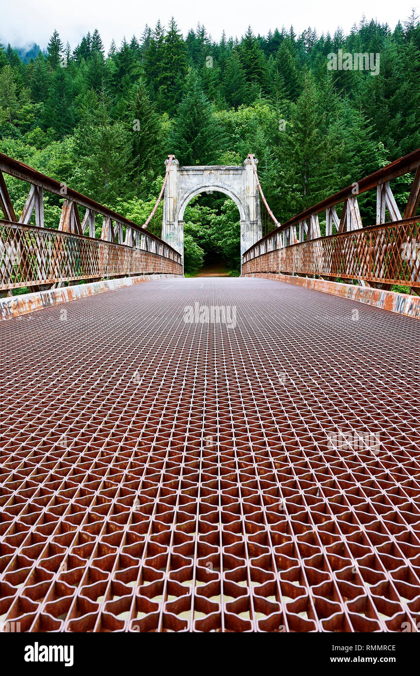 Low Angle View ein rostiges Metall Hängebrücke über den Fraser River in der Nähe von Lillooet am Highway 99, British Columbia, Kanada Stockfoto