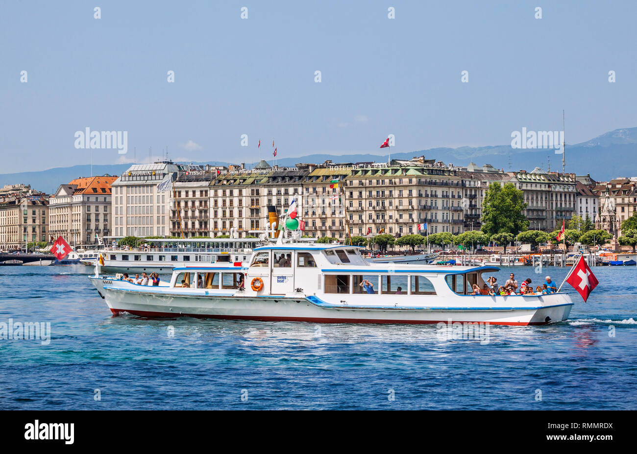 Schweiz, Genf; Schifffahrt auf dem Genfer See vor der Kulisse des prestigeträchtigen Quai du Mont-Blanc Seeufer. Stockfoto