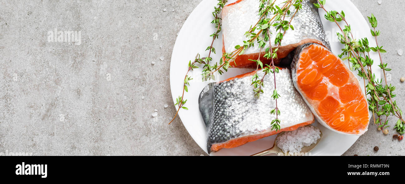 Frischen, rohen Lachs Fisch Steaks. Ansicht von oben. Banner Stockfoto