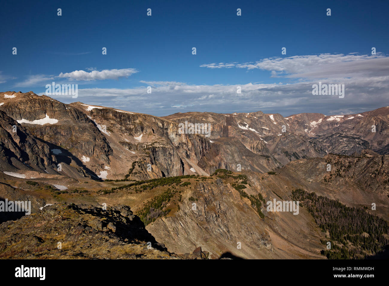 WY 03723-00 ... WYOMING - Blick auf den Rock Creek Valley zu den Beartooth Mountains aus dem Beartooth Highway in der Shoshone National Forest. Stockfoto