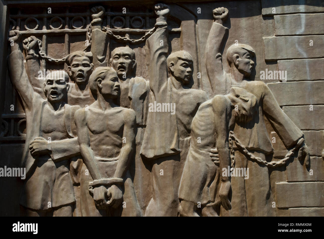 Bas Erleichterung der trotzigen vietnamesischen Gefangenen, die von Franzosen, Hoa Lo Gefängnis, alias Hanoi Hilton, Hanoi, Vietnam, gefoltert werden Stockfoto