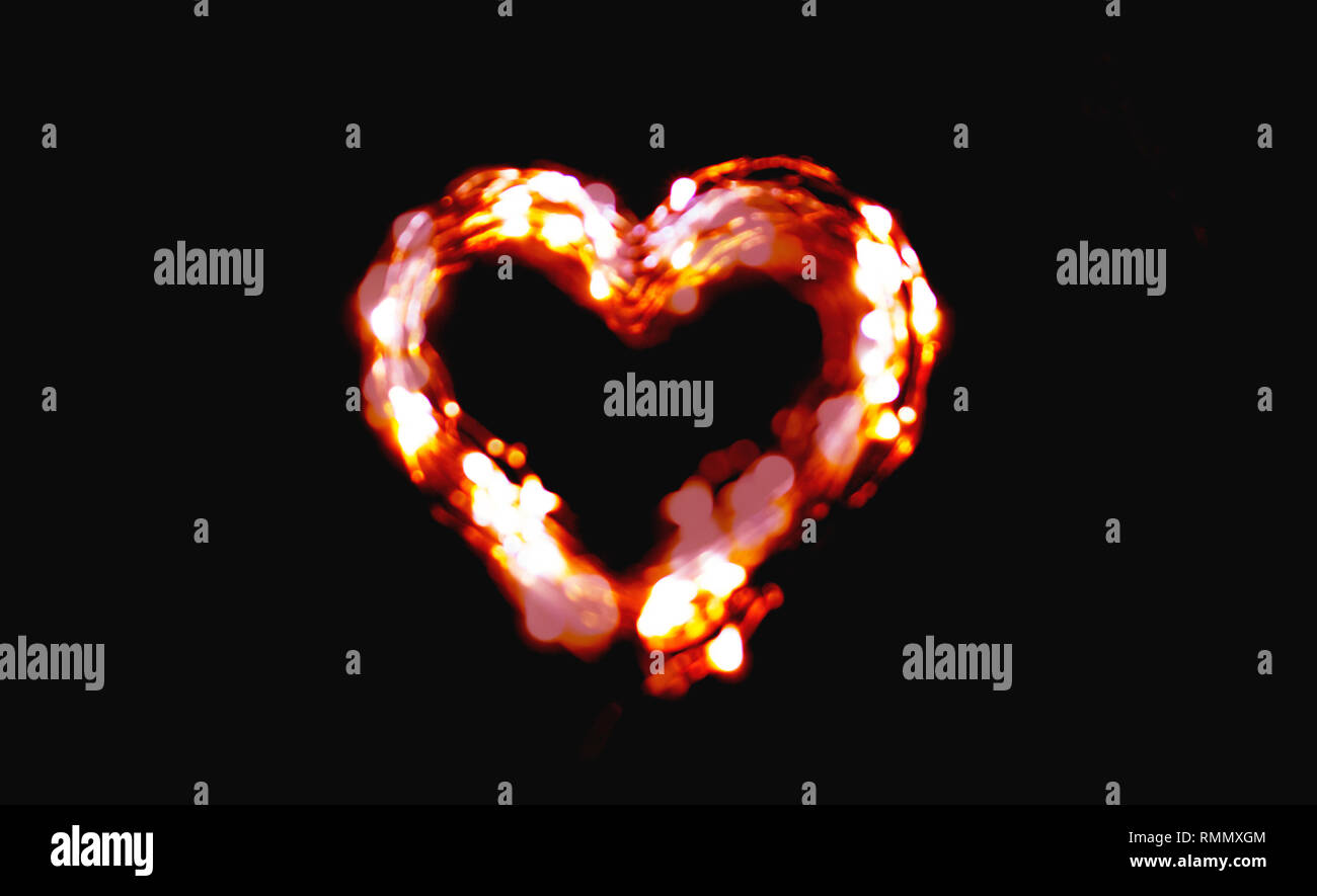 Herzform in bunten Lichtern, verschwommenes bokeh Valentinstag Grußkarten Kunst Abstrakte romantisches Design, Glitter, Gold, Pink und Rot Herz Symbol. Stockfoto