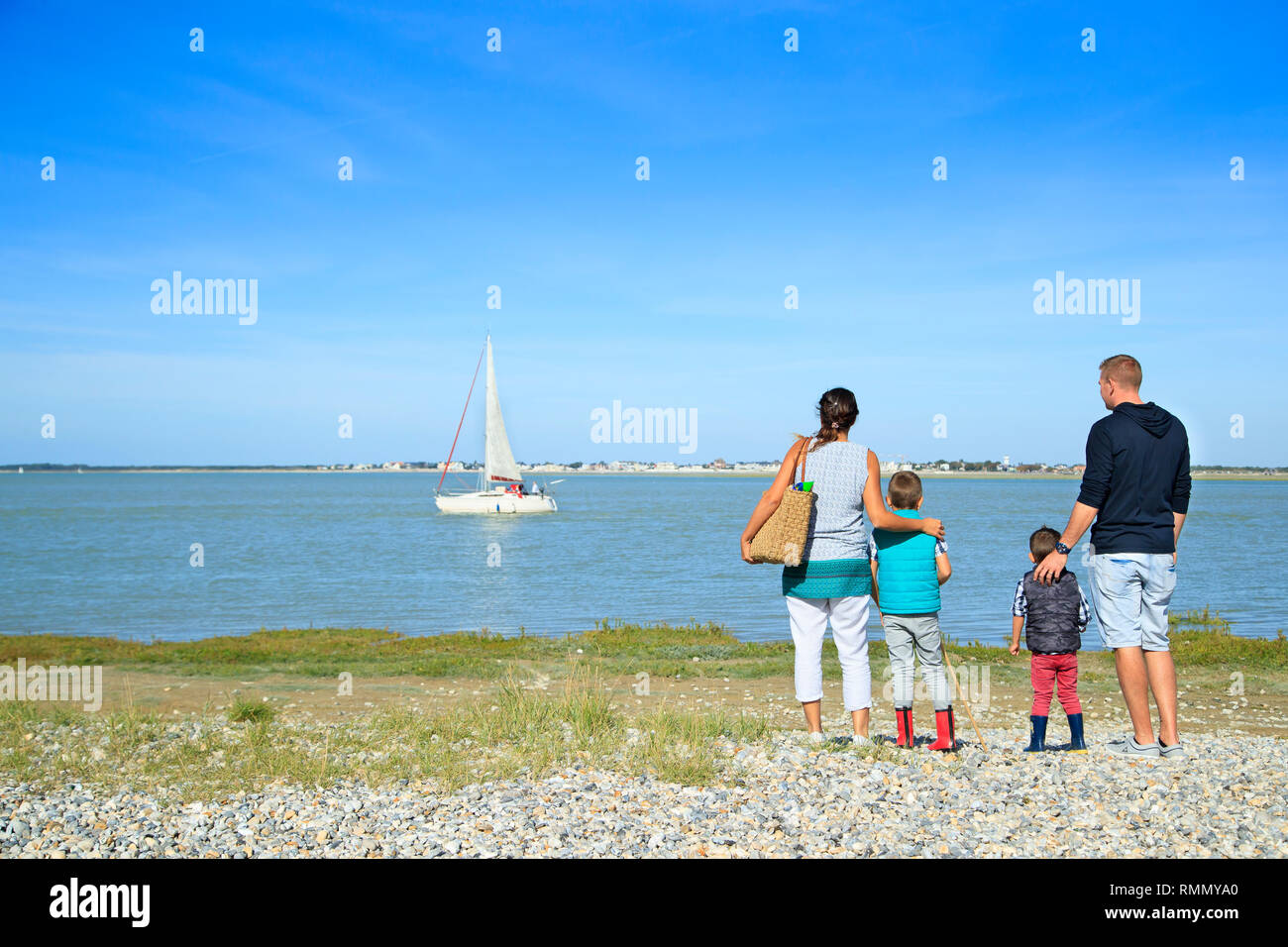 Die Bucht der Somme (Frankreich): Familie mit zwei Kindern mit Blick auf das Meer, auf einem Segelboot auf dem Wasser suchen, in Saint-Valery-sur-Somme, entlang der Küste Stockfoto