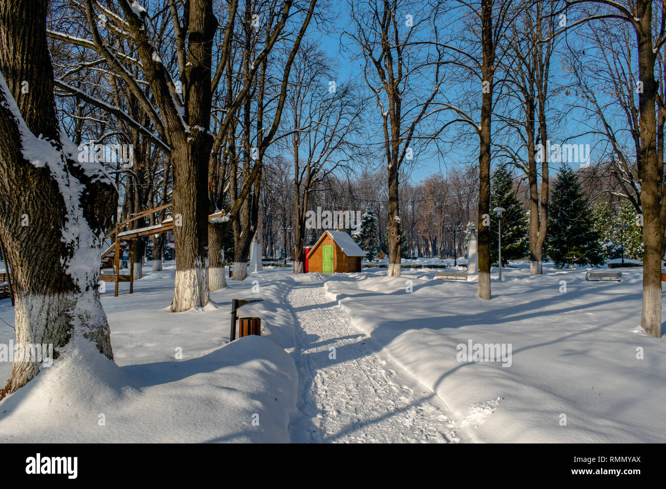 Ein Pavillon mit frischem Schnee in der Römischen Park, Neamt, Rumänien Stockfoto