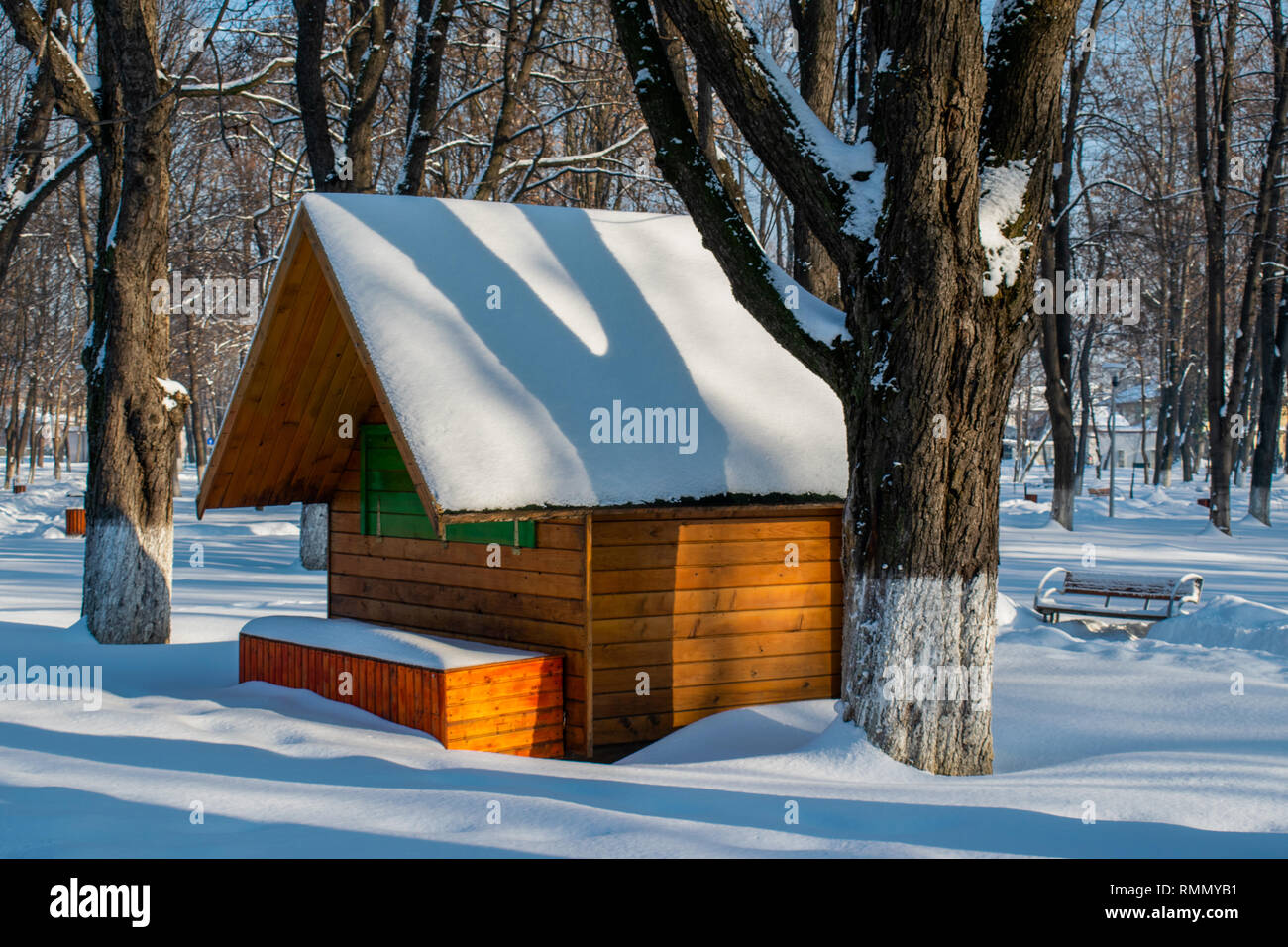 Ein Pavillon mit frischem Schnee in der Römischen Park, Neamt, Rumänien Stockfoto
