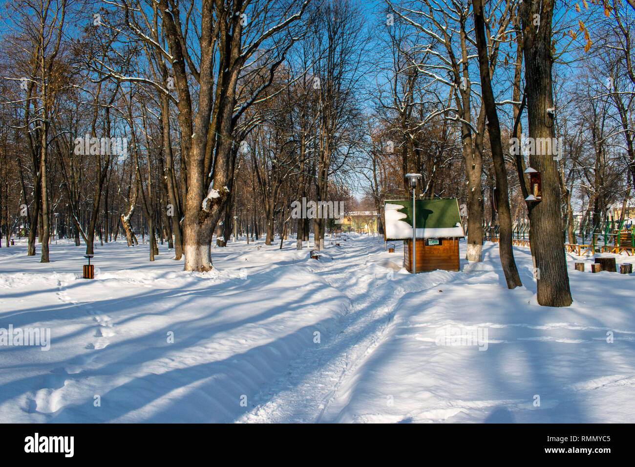 Ein Pavillon mit frischem Schnee in der Römischen Park, Neamt, Rumänien Stockfoto