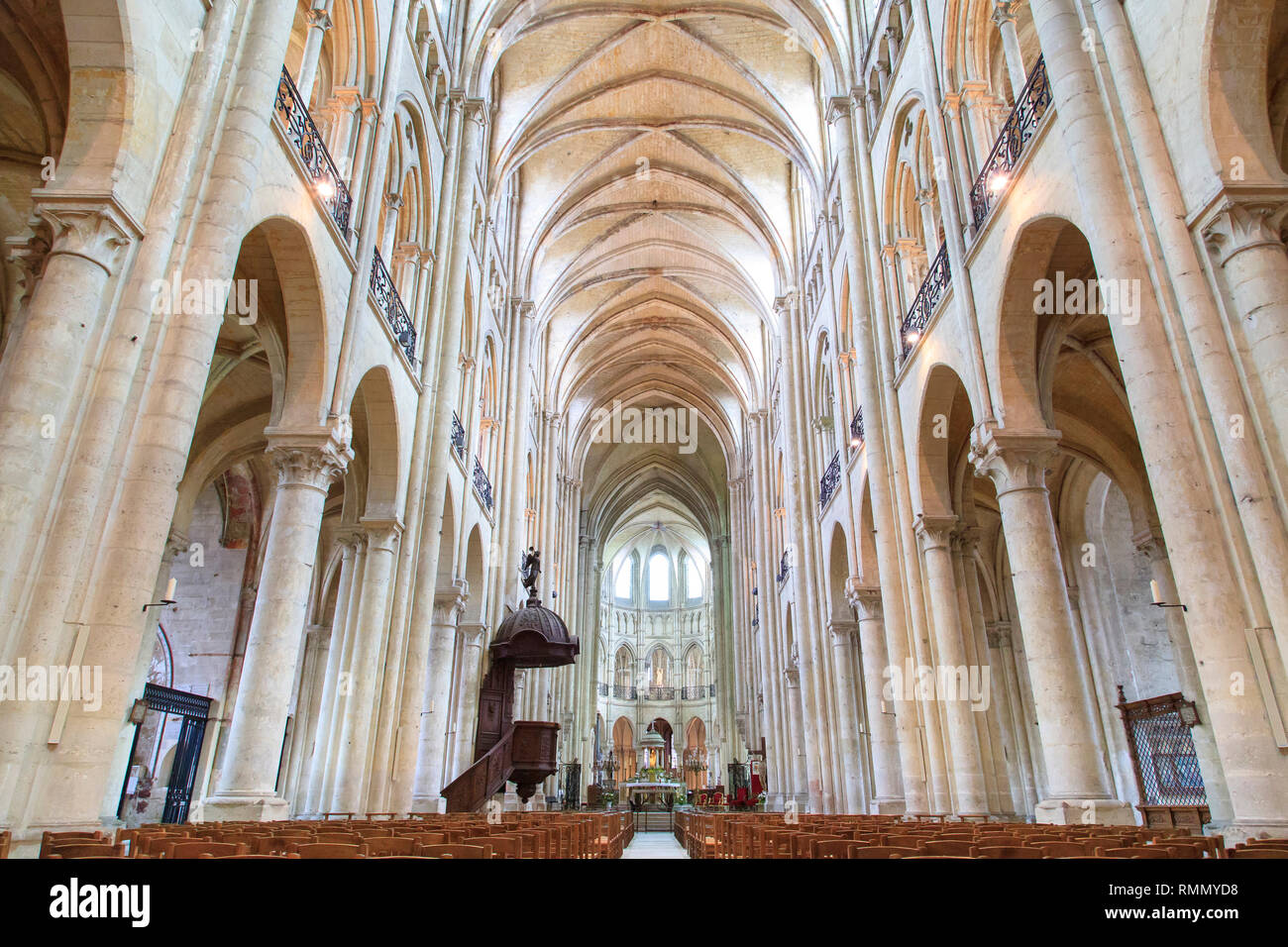 Der Kathedrale von Noyon (Cathedrale Notre-Dame de Noyon), Nordfrankreich: Innenansicht der Kathedrale, ohne dass jemand innerhalb Stockfoto