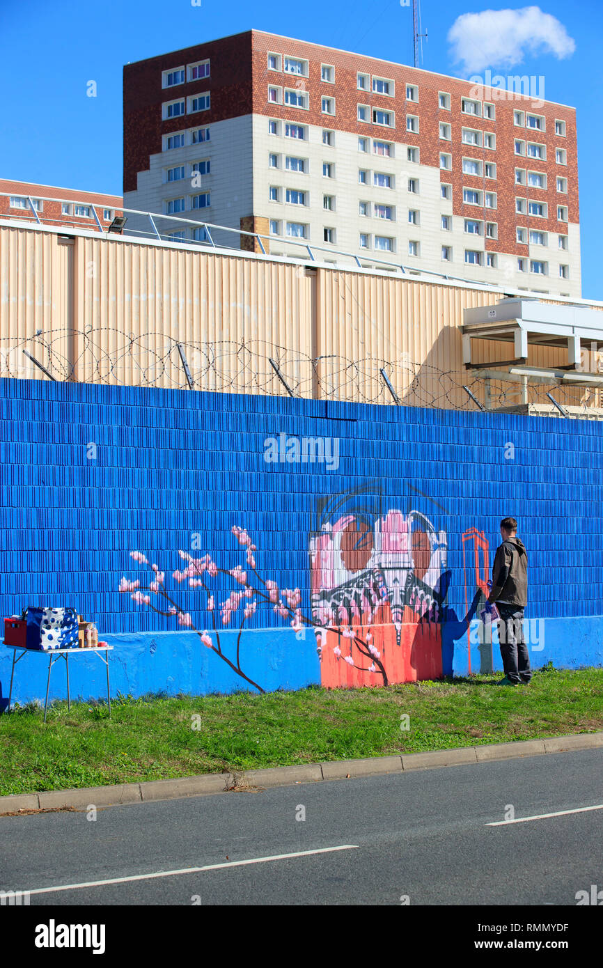 Graffiti Künstler Malerei ein Wandbild in Calais (Frankreich). Graffiti Künstler Nicolas Flahaut Malerei ein Wandbild in die 'rue Rodin" Strasse Stockfoto