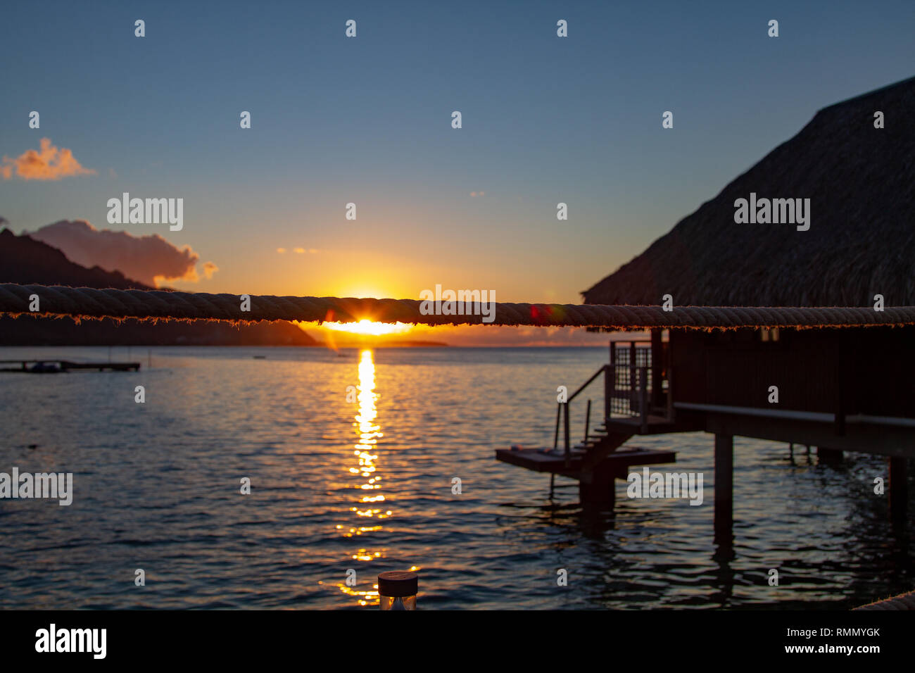 Schönen Sonnenuntergang Auslenkung aus Seil aus zu Fuß weg über das Wasser bungalows Stockfoto