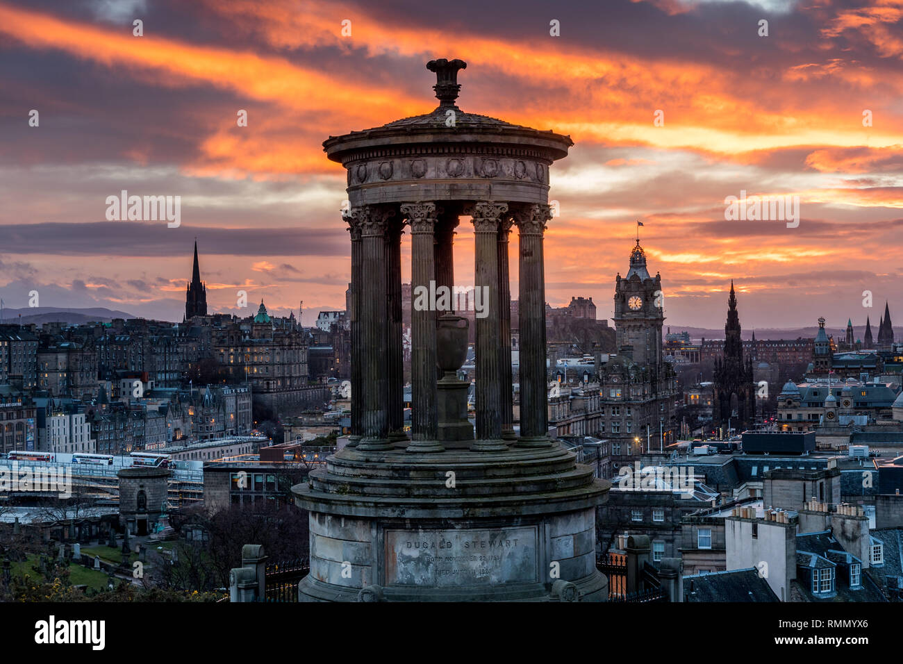 Blick vom Carlton Hill über Edinburgh mit Dugald Stewart Denkmal bei Sonnenuntergang << Stockfoto