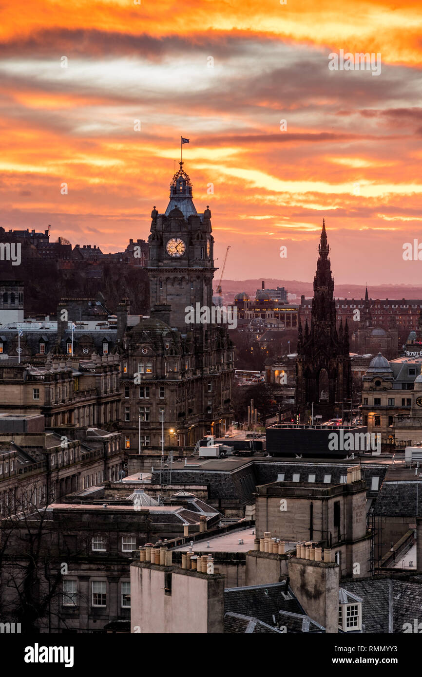 Blick vom Carlton Hill über Edinburgh mit der Balmoral bei Sonnenuntergang Stockfoto