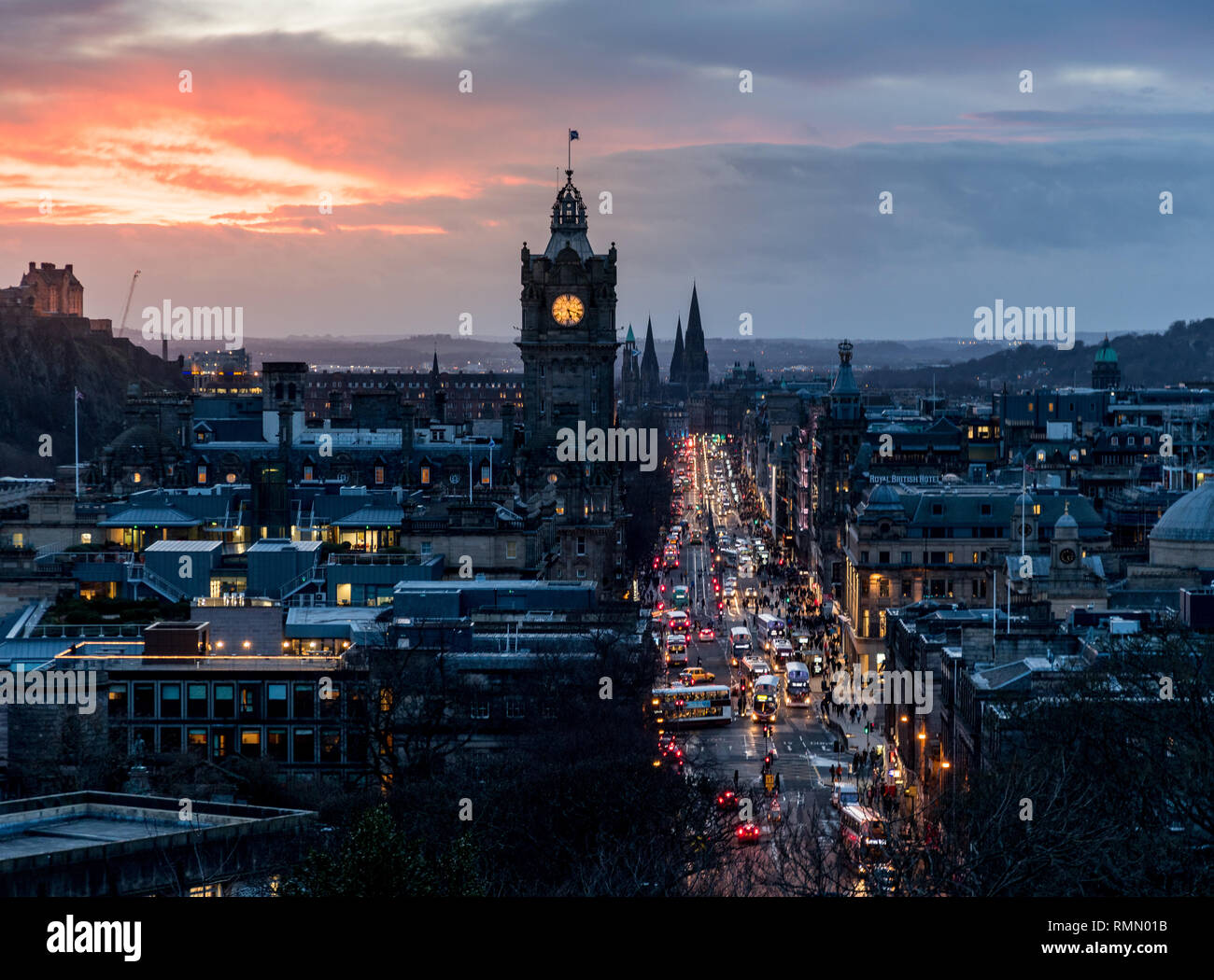 Die Balmoral und Princes Street bei Sonnenuntergang in Edinburgh. Stockfoto