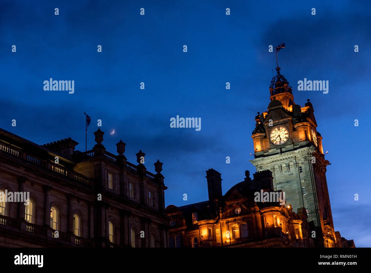 Das Balmoral an der blauen Stunde in Edinburgh. Stockfoto