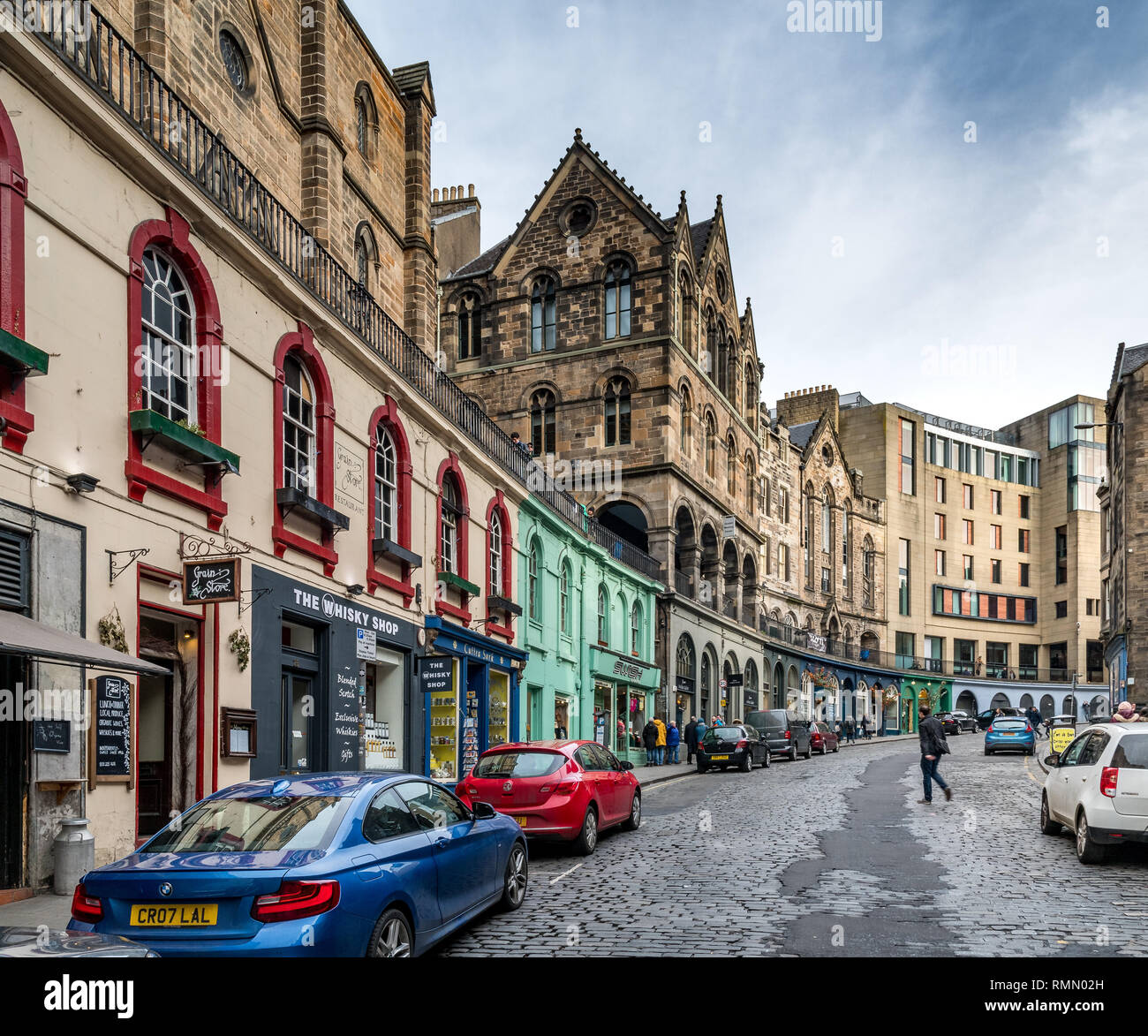 Malerischen bunten Geschäften in der Victoria Street in der Altstadt von Edinburgh. Stockfoto