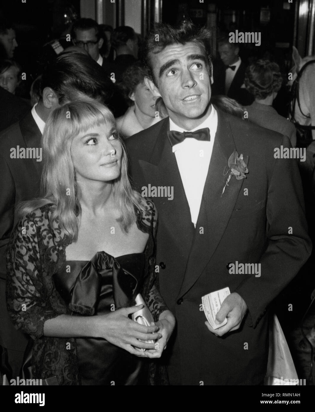 Sean Connery und seine Frau Diane Cilento bei einer Filmpremiere in Großbritannien anreisen (1959) Datei Referenz # 33751 270 THA Stockfoto